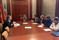 Los policías trasladan a Salom los problemas de alojamiento que tienen en temporada alta