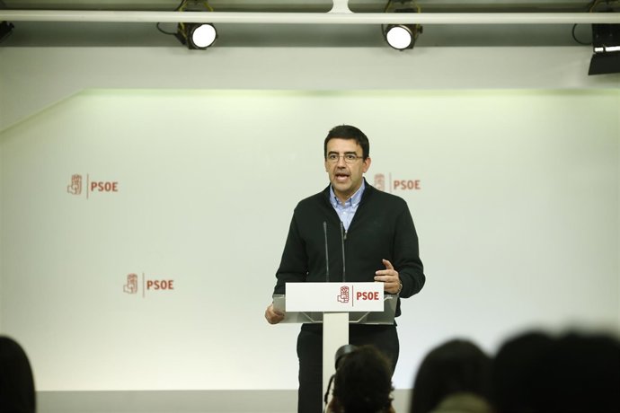 El portavoz de la Comisión Gestora del PSOE, Mario Jiménez, en rueda de prensa