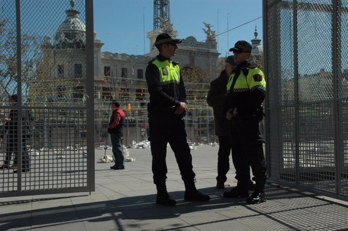 Agentes de la Policía Local de Vallència vigilan el montaje de la mascletà