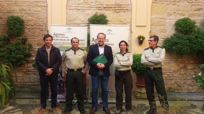 Algar (centro), con agentes de Medio Ambiente