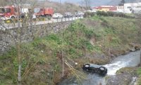 Herida leve tras caer su coche al río en Potes