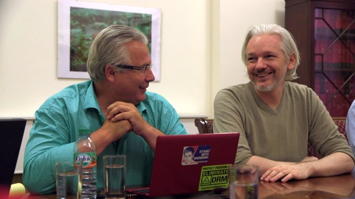 Baltasar Garzon y Julian Assange en la embajada de Ecuador
