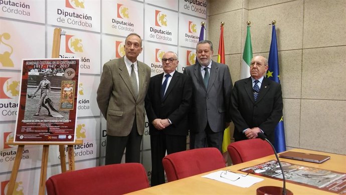 Blanco (centro), con los organizadores de los actos