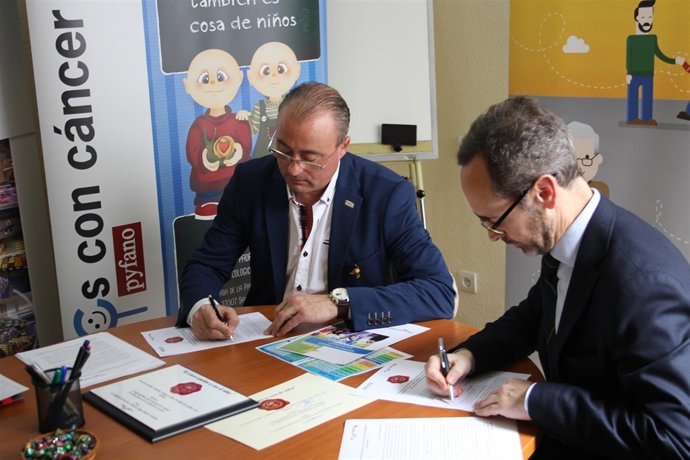 Firma del convenio entre Fundación Alimerka y Pyfano. 