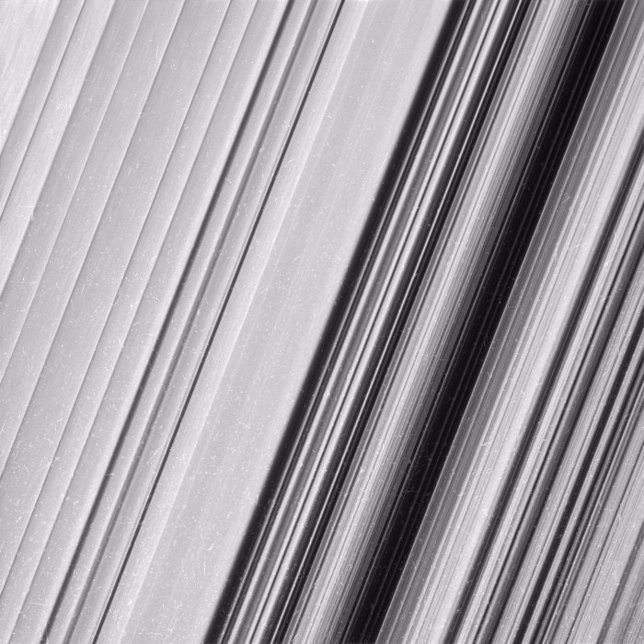 Primer plano del anillo B de Saturno