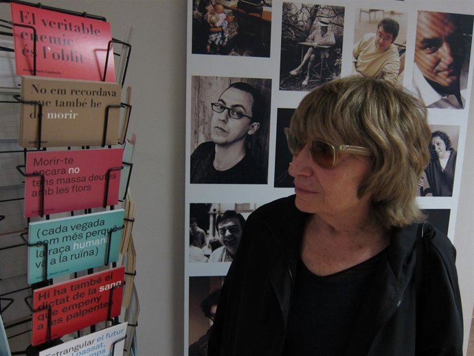 La escritora Antònia Vicens observando una postal con sus versos