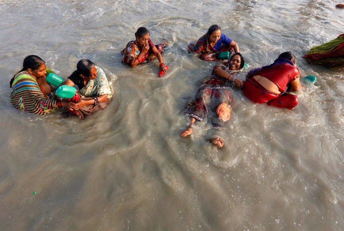 Mujeres se bañan en el Ganges