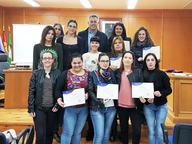Las doce alumnas del curso de Marketing Digital, con sus diplomas.