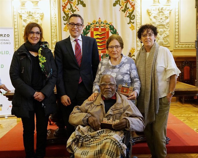 La concejal Rafalea Romero, junto a los homenajeados en el Día contra el Racismo