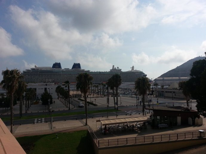 Un barco en el Puerto de Cartagena. Transatlántico. Crucero. Muelle. Turismo