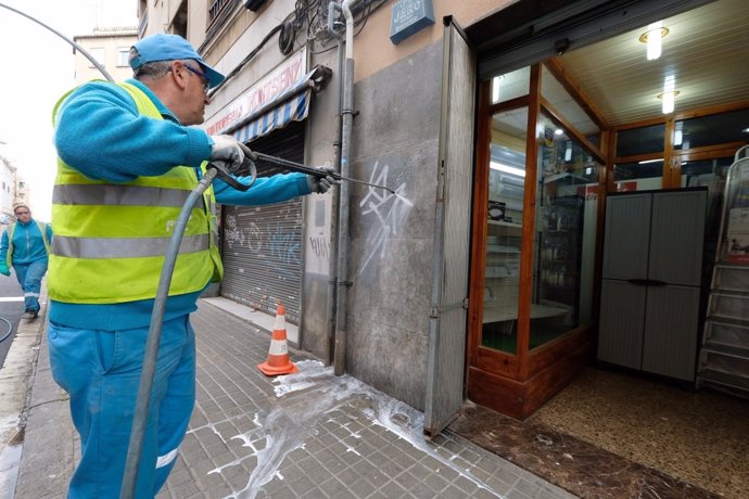 Limpieza de grafitis en las fachadas de L'Hospitalet