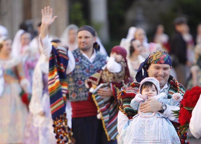 Asistentes a la ofrenda a la Virgen de los Desamparados