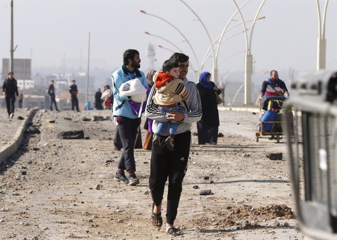 Civiles huyen de la ofensiva en Mosul
