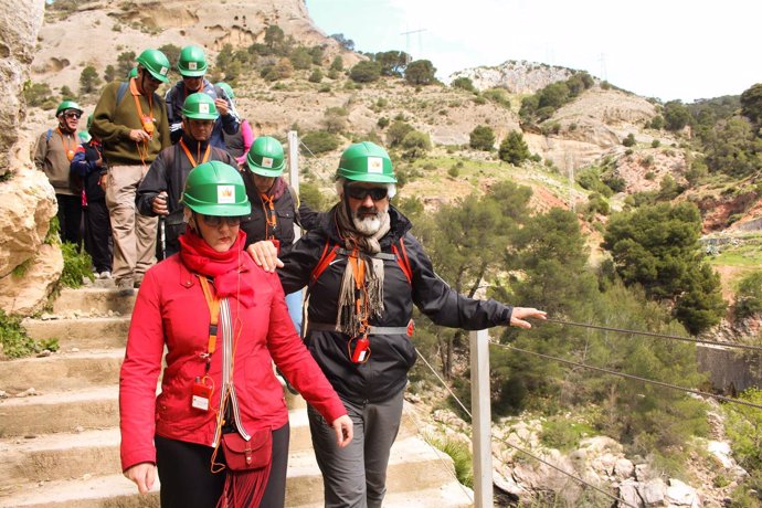 Personas con discapacidad visual realizan una visita al caminito del Rey 