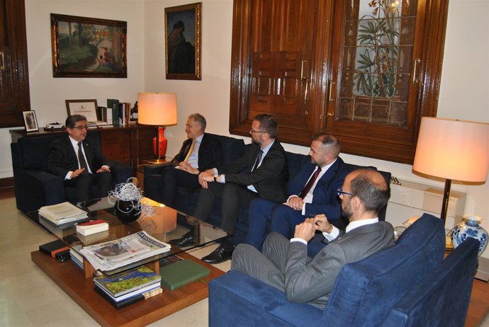 Enric Millo es reuneix amb Simon Manley