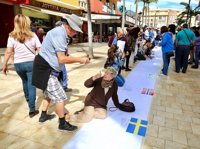 Benalmádena celebra el Día Internacional de la Poesía con un poema gigante de 120 metros