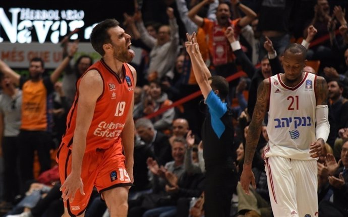 San Emeterio celebra una canasta