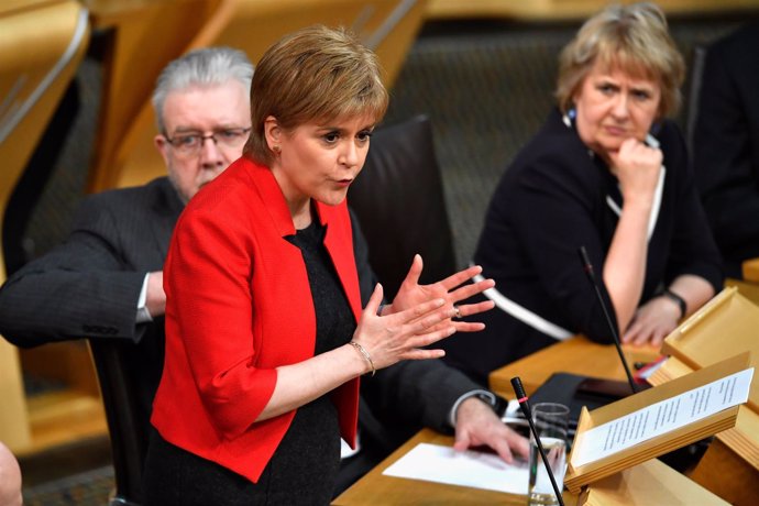 Nicola Sturgeon habla ante el Parlamento escocés
