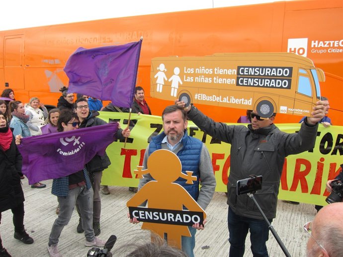 L'autobús d'Hazte Oír, a Pamplona.                     
