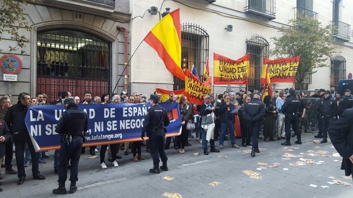 Protesta frente al Ateneo en un acto de Artur Mas