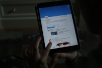 Francia estudia vetar grandes aparatos electrónicos en vuelos procedentes de algunos países