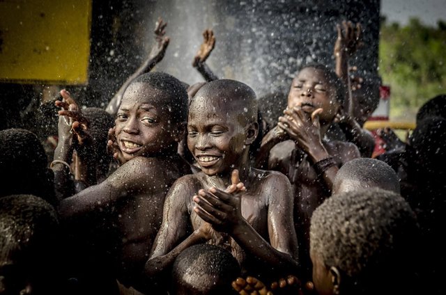 Niños celebran la perforación de un pozo de agua en Ghana