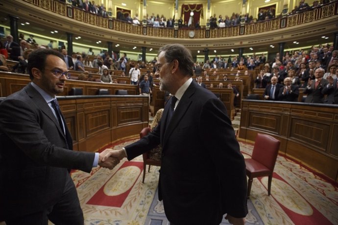 Mariano Rajoy y Antonio Hernando dándose la mano en el Congreso