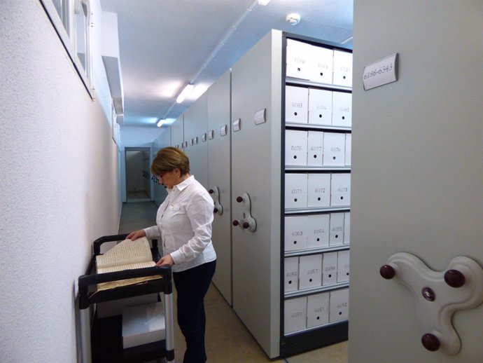 Trabajadora en uno de los archivos de la provincia de Zaragoza