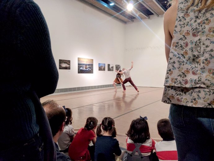 La compañía LaMov actuando en la sala de la exposición 'Mare Nostrum'