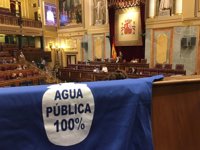 Ana Pastor regaña a Podemos por colgar camisetas: El Congreso no es un tendedero