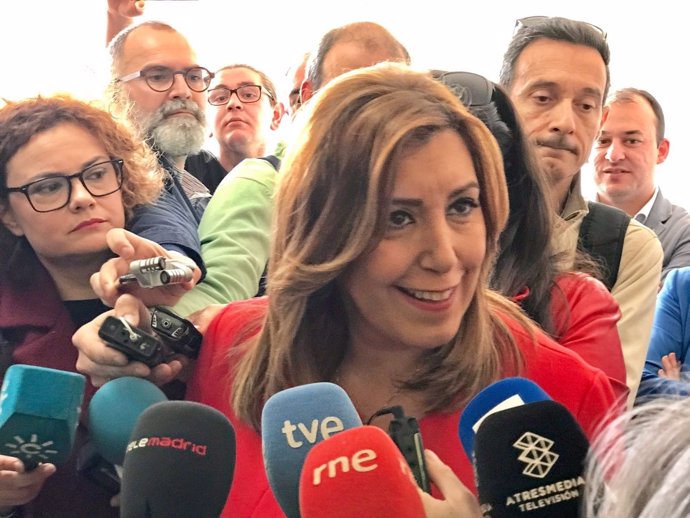 Susana Díaz atiende a los medios durante una visita a Brenes (Sevilla)
