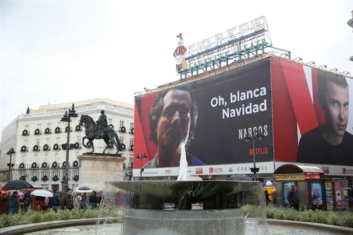 Cartel de la película Narcos en la Puerta del Sol de Madrid