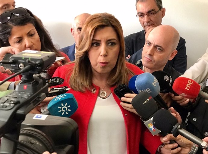 Susana Díaz atiende a los medios en Brenes (Sevilla)