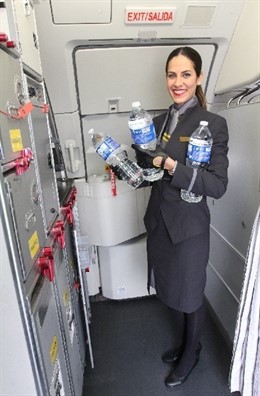 Vueling col·labora amb Nutrició Sense Fronteres i dóna més de 10.000 litres d'ai