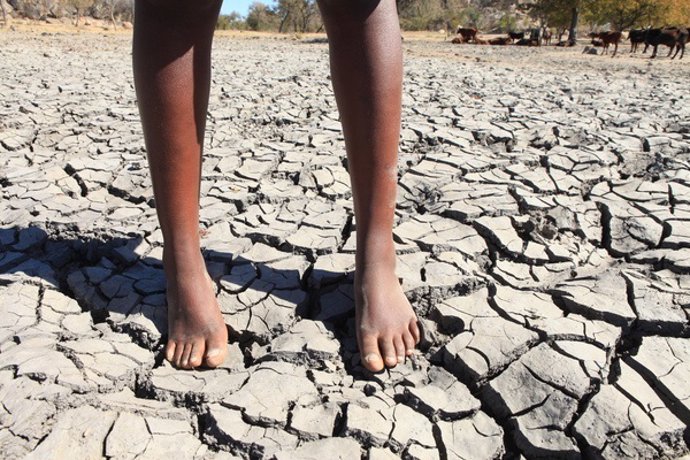 Una nena en una presa seca en Zimbabue