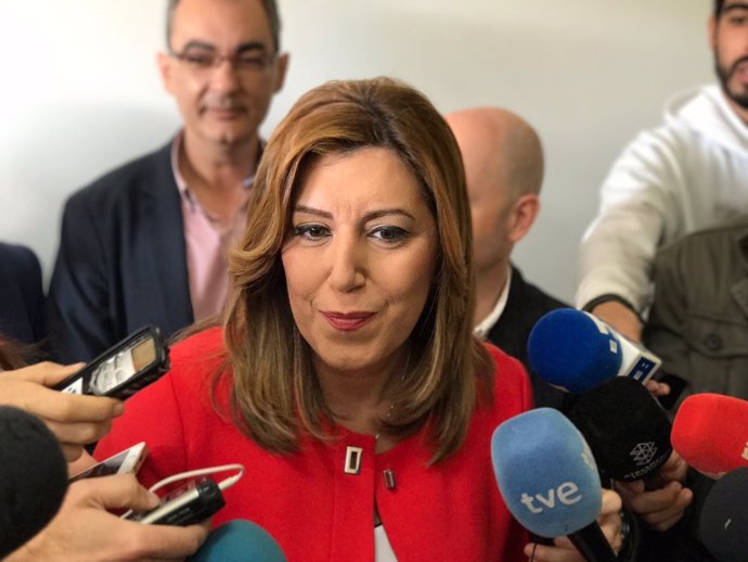 Susana Díaz atiende a los medios durante una visita a Brenes (Sevilla)