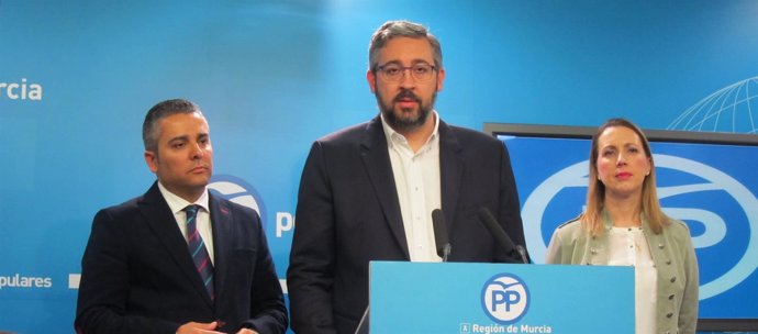 El portavoz del PP, Víctor Martínez junto a Cano y Robles 