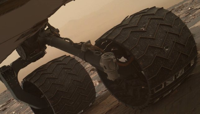 Aspecto de las roturas en la rueda media izquierda del rover