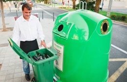 Hostelero recicla vidrio