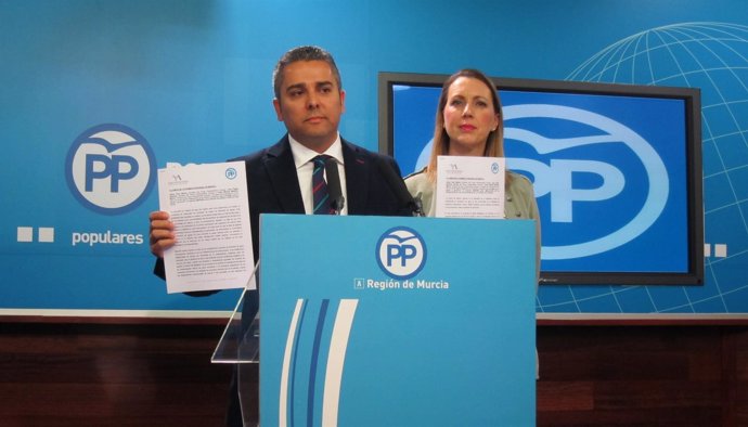 Jesús Cano presenta las mociones del PP acompañado de María Robles         