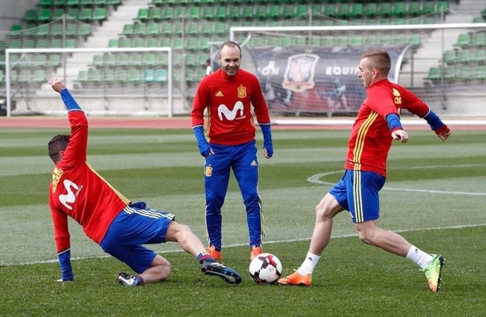 Deulofeu entrenando con Iniesta