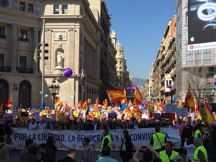 Manifestación de SCC contra el independentismo por la Via Laietana de Barcelona