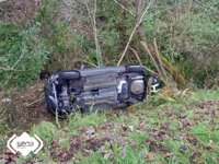 Un conductor herido tras salirse de la carretera y caer por un desnivel de cuatro metros
