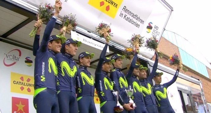 El Movistar Team celebra su victoria en el podio