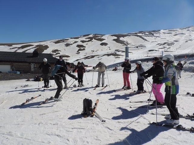Los 33 participantes han disfrutado de una jornada de deporte en la nieve.