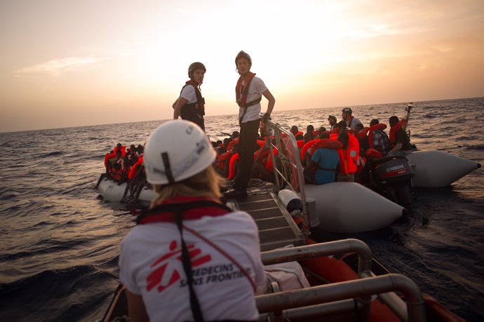 Inmigrantes y refuxaos rescataos por MSF nel  Mediterraneu