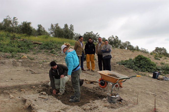 Trabajo de los arqueólogos durante la visita del alcalde a Torreparedones