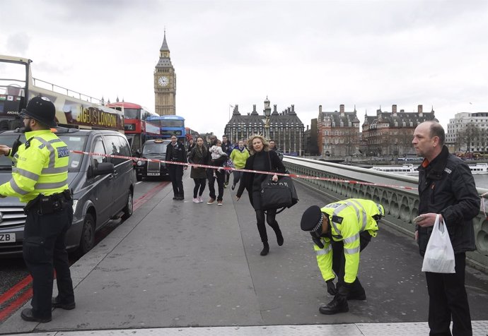 Heridos frente al puente de Westminster tras el ataque de Londres