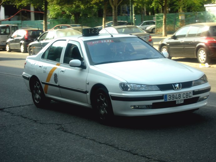 Un Taxi Por Las Calles De Sevilla