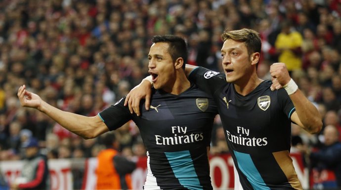 Alexis Sánchez y Mesut Ozil con el Arsenal